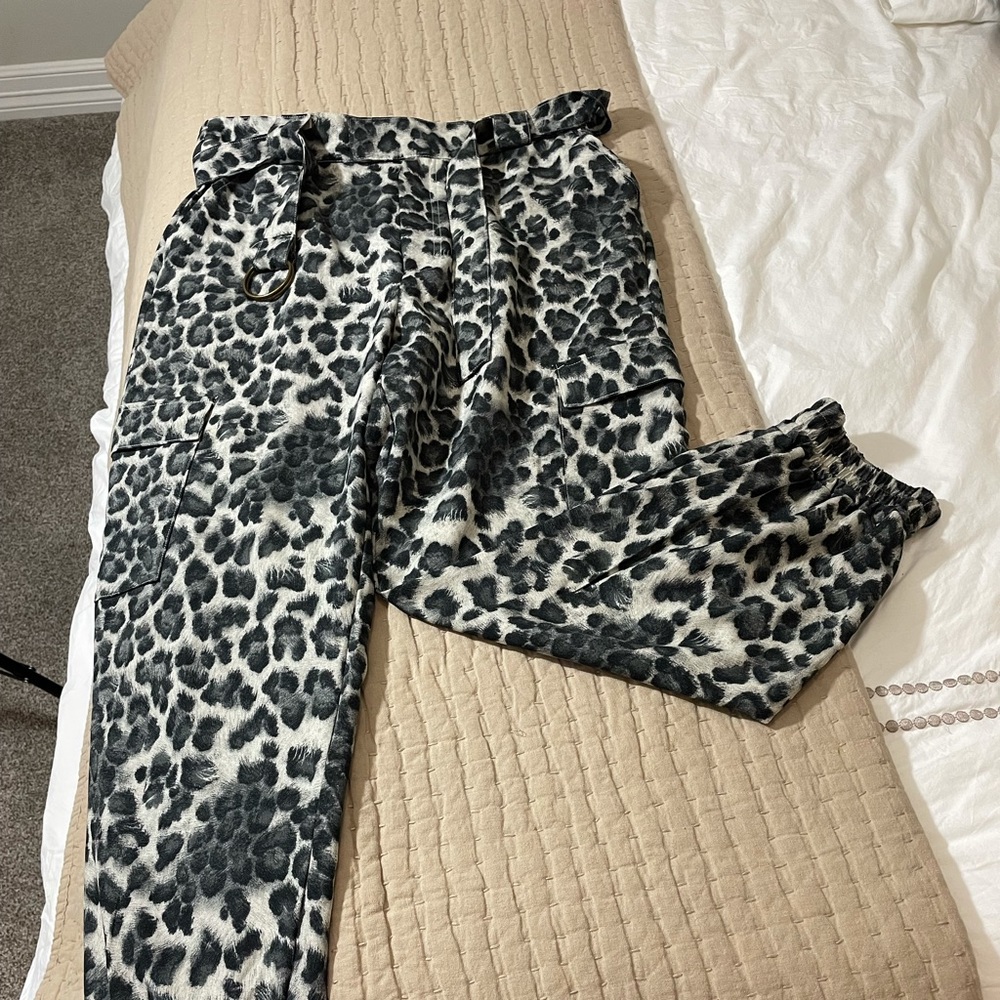 Brand New Easel Soft Cargo Joggers Size L